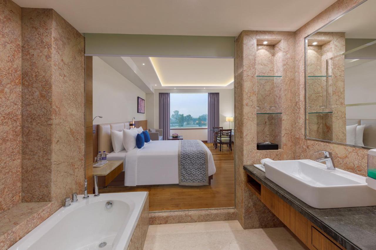 Viraj Sarovar Portico Jammu Exterior foto